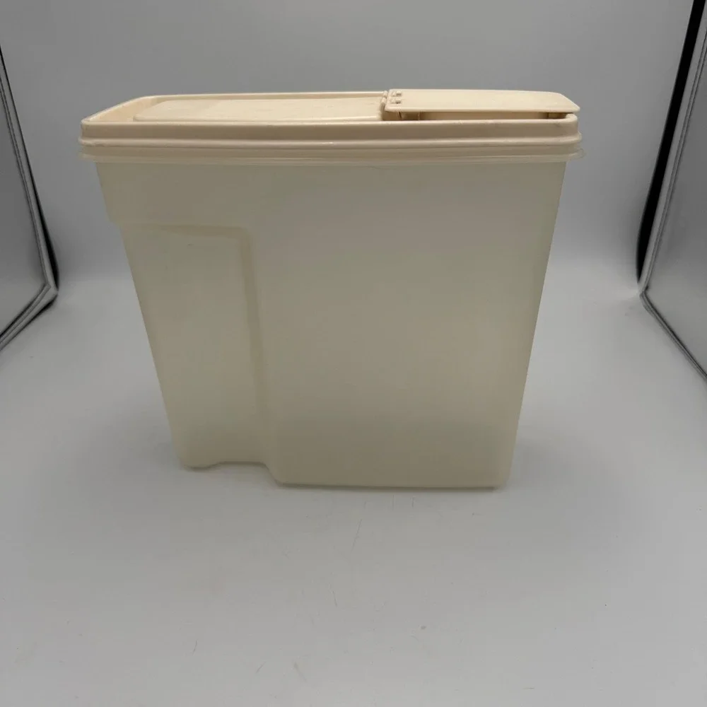 Rubbermaid Servin Saver 13 Cup Cereal Keeper Storage Container Flip Top Almond